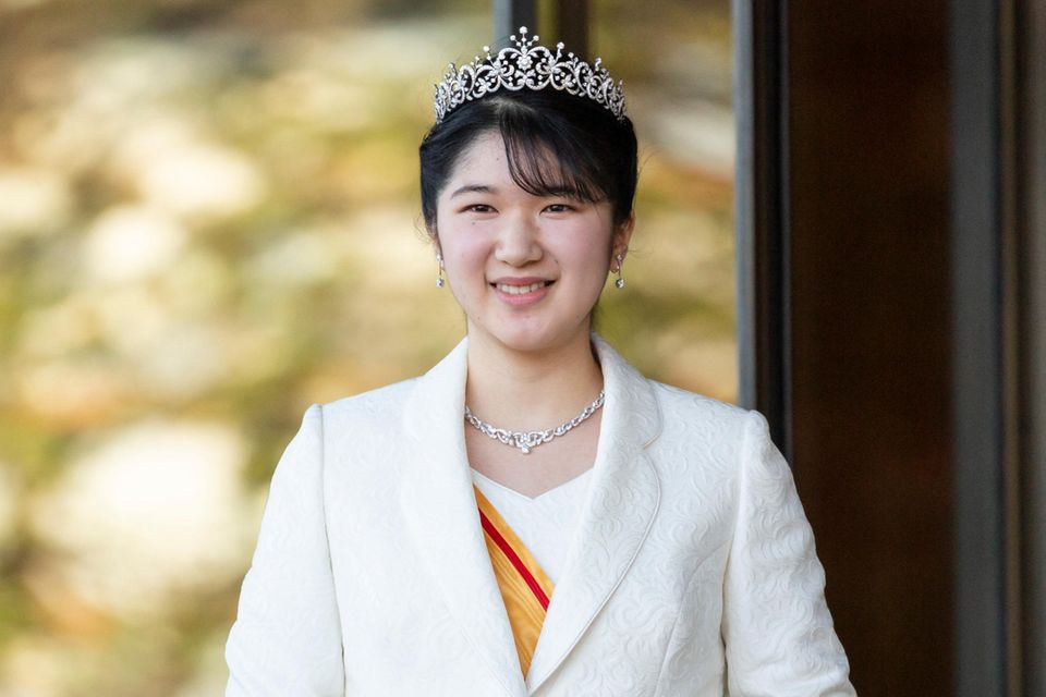 Mit vier Tagen Verzögerung aufgrund ihrer Kurse an der Uni feiert Prinzessin Aiko feiert am 5. Dezember 2021 mit einigen offiziellen Feierlichkeiten ihren 20. Geburtstag. Damit ist sie jetzt volljährig. Bei dem besonderen Anlass zeigt sie sich mit einem wertvollen Schmuckstück. In Japan ist es Tradition, dass Prinzessinnen, zum 20. Geburtstag ein neues Diadem erhalten. Prinzessin Aiko lieh sich für das Event das Diadem ihrer Tante, der ehemaligen Prinzessin Sayako, die die kaiserliche Familie verließ, als sie im November 2005 heiratete. Aufgrund der anhaltenden Pandemie hatte das kaiserliche Haus entschieden, dass Aiko kein neues Diadem bekommen würde, sondern eines aus dem Familienbesitz.