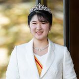 Mit vier Tagen Verzögerung aufgrund ihrer Kurse an der Uni feiert Prinzessin Aiko feiert am 5. Dezember 2021 mit einigen offiziellen Feierlichkeiten ihren 20. Geburtstag. Damit ist sie jetzt volljährig. Bei dem besonderen Anlass zeigt sie sich mit einem wertvollen Schmuckstück. In Japan ist es Tradition, dass Prinzessinnen, zum 20. Geburtstag ein neues Diadem erhalten. Prinzessin Aiko lieh sich für das Event das Diadem ihrer Tante, der ehemaligen Prinzessin Sayako, die die kaiserliche Familie verließ, als sie im November 2005 heiratete. Aufgrund der anhaltenden Pandemie hatte das kaiserliche Haus entschieden, dass Aiko kein neues Diadem bekommen würde, sondern eines aus dem Familienbesitz.