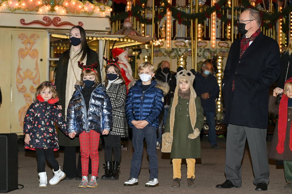 Fürstin Charlène: Roisin Galvin Wittstock und Fürst Albert mit den Kindern auf dem Weihnachtsmarkt: Kaia Rose Wittstock, Prinzessin Gabriella von Monaco, Bodie Wittstock, Prinz Jacques von Monaco und Stefano Casiraghi (v.l.n.r.). Roisin Galvin Wittstock und Fürst Albert mit den Kindern auf dem Weihnachtsmarkt: Kaia Rose Wittstock, Prinzessin Gabriella von Monaco, Bodie Wittstock, Prinz Jacques von Monaco und Stefano Casiraghi (v.l.n.r.).