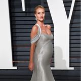 Die schwangere Rosie Huntington-Whiteley raubt in ihrem silbernen Traumlook von Atelier Versace bei Vanity Fairs Oscar-Party 2017 allen Gästen den Atem.