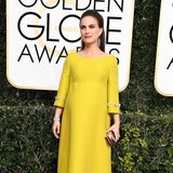 Im sonnig gelben Retro-Look von Prada kann Natalie Portman ihren Babybauch bei den Golden Globes 2017 fast noch gut verstecken.