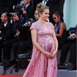 Von der schwangeren Teresa Palmer im schmucksteinbesetzten Satin-Traum kann man den Blick gar nicht abwenden. Diesen glamourösen Maternity-Look von Prada präsentierte der "A Discovery of Witches"-Stars beim Filmfestival in Venedig 2016.