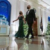Im Zuge des 44. Kennedy-Preises laden Präsident Joe Biden und seine Frau Dr. Jill Biden zu einem Empfang ins Weiße Haus ein. Zu dem besonderen Anlass trägt die First Lady ein bodenlanges Kleid von Reem Acra aus der Herbst-Kollektion 2021. 
