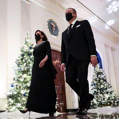 Kamala Harris zeigt sich für gewöhnlich in schlichter, klassischer Garderobe. Beim 44. "Kennedy Center Honors"-Event in Washington, DC. präsentiert sich die US-amerikanische Vizepräsidentin mit Ehemann Douglas Emhoff an ihrer Seite nun aber in einem besonders glamourösen Abendkleid.