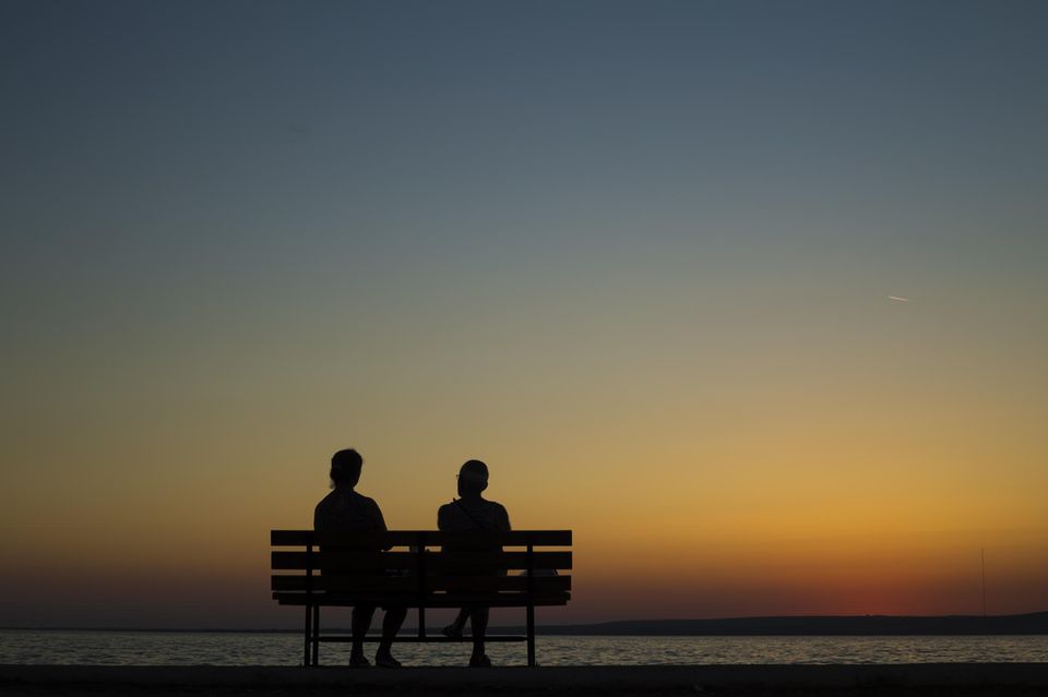 Frau und Mann im Sonnenuntergang | Neue Studie: Männer leiden mehr unter Liebeskummer als Frauen