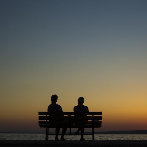 Frau und Mann im Sonnenuntergang | Neue Studie: Männer leiden mehr unter Liebeskummer als Frauen