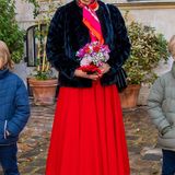 Bei ihrem Besuch in Paris setzt Prinzessin Victoria auf einen sehr klassischen Look, den man oft von ihr sieht: Sie trägt ein schwarzes Woll-Shirt, einen roten Midi-Rock und ein farblich passendes Halstuch. Besonders ist dagegen die dunkle Fake-Fur-Jacke, die ihr Outfit definitiv spannender macht. 