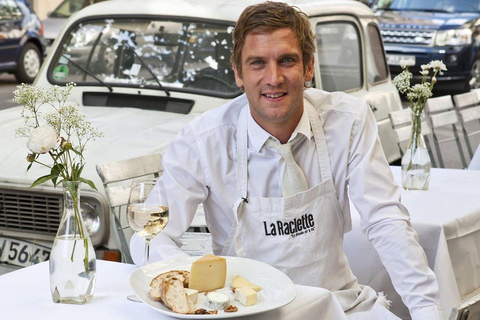 Mental Health Matters: Peer Kusmagk 2011 vor seinem damaligen Restaurant "La Raclette" in Berlin Kreuzberg. Peer Kusmagk 2011 vor seinem damaligen Restaurant "La Raclette" in Berlin Kreuzberg.