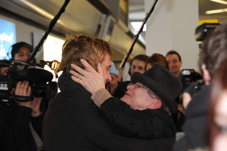 Nach seiner Teilnahme am Dschungelcamp 2011: Peer Kusmagk bei seiner Rückkehr am Berliner Flughafen mit seiner Mama Roswitha.