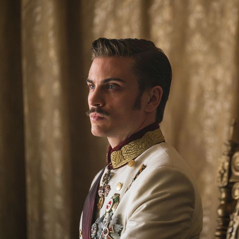 Jannik Schümann als "Kaiser Franz Josef" in der Neuverfilmung von "Sisi"
