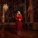 Prinzessin Amalia steht im roten Kleid im Palast