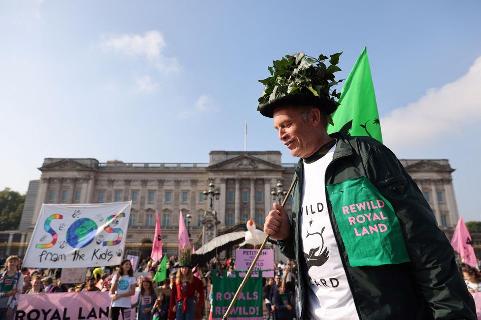 Queen Elizabeth: Umwelt- und Tierschützer Chris Packham vor den Toren des Buckingham Palastes Umwelt- und Tierschützer Chris Packham vor den Toren des Buckingham Palastes