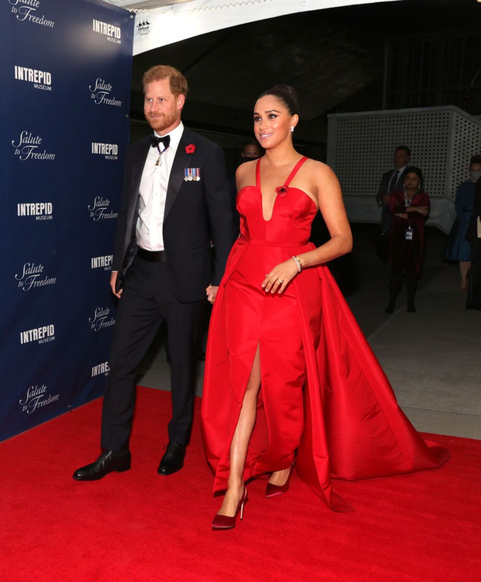 Dieses Weihnachtsfest darf es gerne elegant und auffällig sein. Wie wäre es mit einer Wow-Robe à la Meghan?! In ihrem hochgeschlitzten Kleid präsentiert sich Herzogin Meghan glamourös und elegant und sorgt bei uns direkt für weihnachtliche Stimmung. Dieses Weihnachtsfest darf es gerne elegant und auffällig sein. Wie wäre es mit einer Wow-Robe à la Meghan?! In ihrem hochgeschlitzten Kleid präsentiert sich Herzogin Meghan glamourös und elegant und sorgt bei uns direkt für weihnachtliche Stimmung.