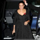Da kommt Festtagsstimmung auf! Das schwarze Kleid mit dunklem Blumenmuster überzeugt durch den klassischen Schnitt und die kleinen Details. Der Gürtel sowie die Knöpfe geben dem Look etwas Besonderes und der Herzogin ein festliches Aussehen. Ihre Frisurenwahl ist sehr zurückhaltend, wodurch das Kleid noch besser zur Geltung kommt. An ihrem Kleid trägt sie eine kleine Mohnblume, die als Erinnerung an den Ersten Weltkrieg getragen wird. Das emotionale Andenken würden wir an Weihnachten vielleicht durch einen anderen Anstecker ersetzen.