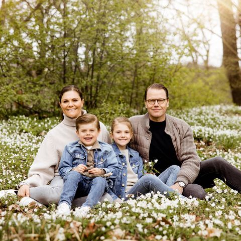 Prinzessin Victoria, Prinz Oscar, Prinzessin Estelle und Prinz Daniel besprechen ernste Themen am Mittagstisch.