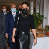 Prinzessin Victoria zeigt sich beim Besuch des Hauses schwedischer Studenten in Frankreich von ihrer stylischen Seite. Im schwarzen All-over-Look macht die Kronprinzessin eine sehr gute Figur. Das Outfit wartet mit einigen spannenden Details auf ...