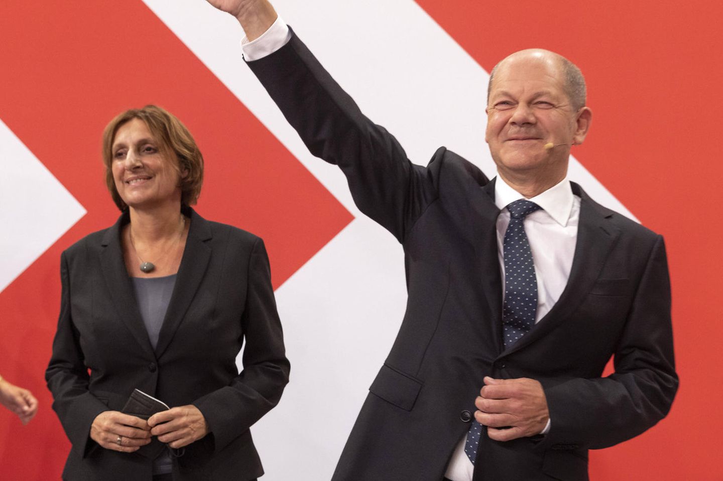 Britta Ernst und Olaf Scholz auf der Wahlparty der SPD im Willy-Brandt-Haus bei der Bundestagswahl am 26. September 2021.