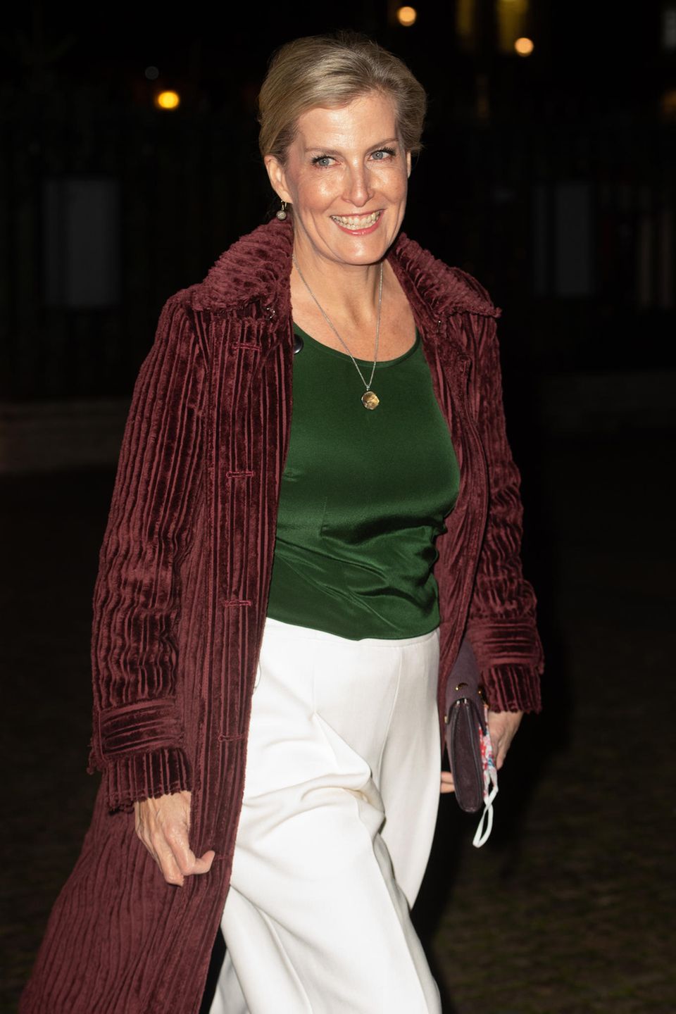 Gräfin Sophie besucht ebenfalls den Weihnachtsgottesdienst. Für den festlichen Anlass setzt sie auf eine weiße Stoffhose, ein leicht glänzendes Top in einem Grünton und einen Mantel aus grobem Kord. Gräfin Sophie besucht ebenfalls den Weihnachtsgottesdienst. Für den festlichen Anlass setzt sie auf eine weiße Stoffhose, ein leicht glänzendes Top in einem Grünton und einen Mantel aus grobem Kord.