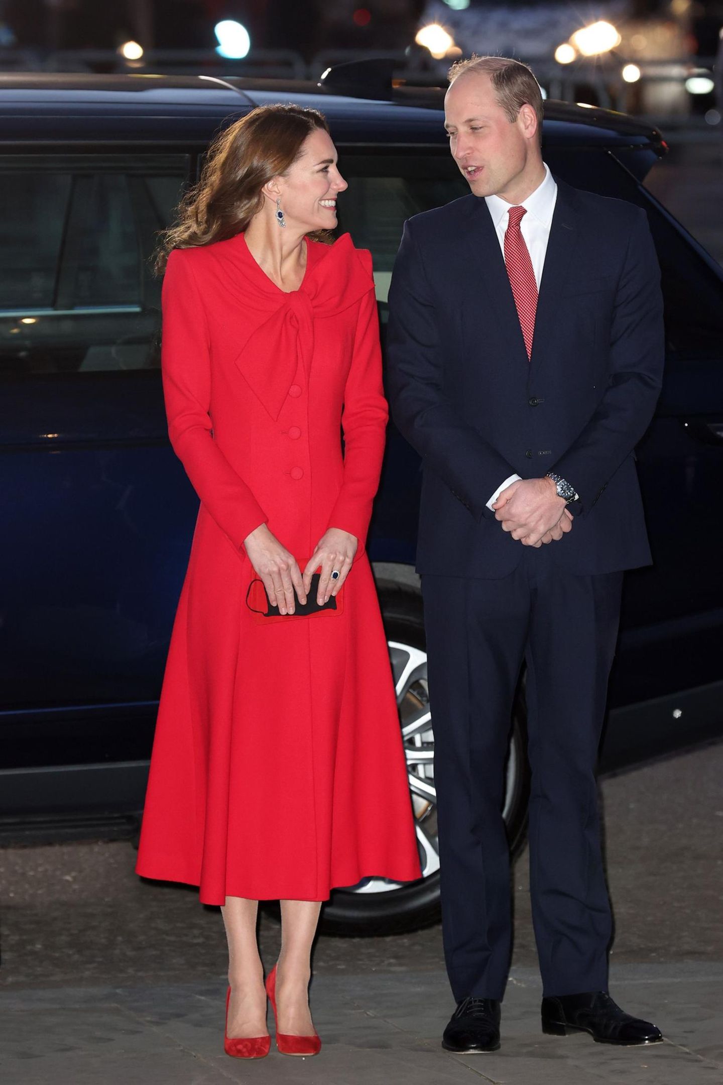 Als Gastgeberin ist Herzogin Catherine der Star des Abends. Doch auch als Besucherin hätte sie in ihrem knallroten Mantelkleid alle Blicke auf sich gezogen. Sichtlich begeistert von seiner Kate zeigt sich auch Prinz William.