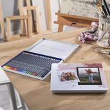 Kreativität sollte man unterstützen: Da passt dieses Geschenk, Aquarellstifte in einer personalisierten Box mit Wunsch-Motiv, doch perfekt unter den Weihnachtsbaum. Faber-Castell Aquarellstifte im Foto-Metalletui von CEWE, ca. 30 Euro.