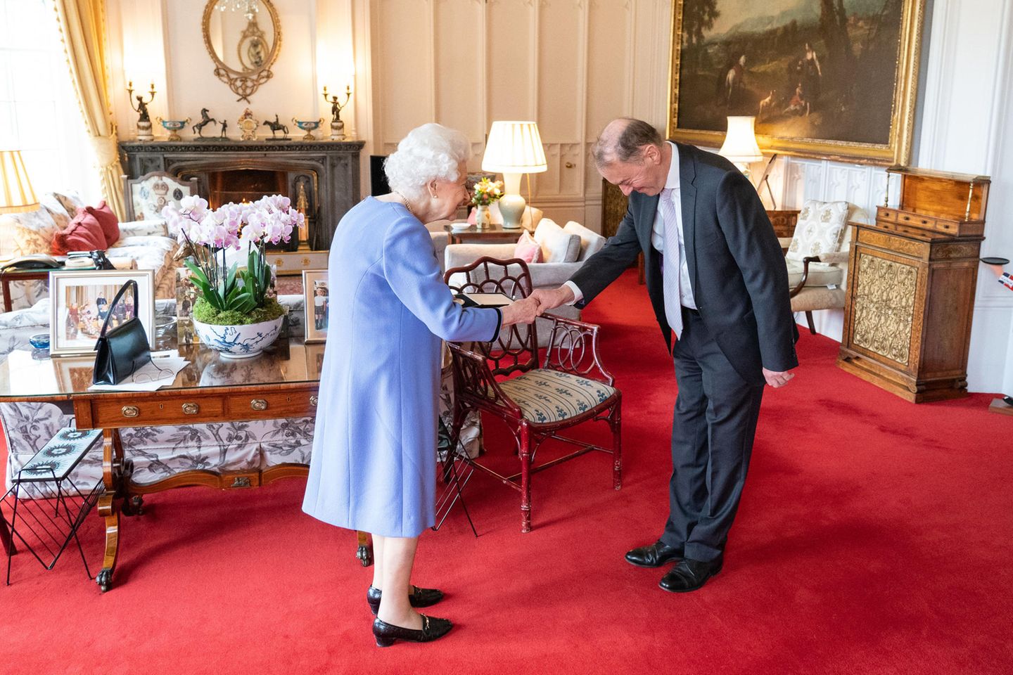Queen Elizabeth überreicht Konzertorganist Thomas Trotter die "Queen's Medal for Music" in Schloss Windsor.