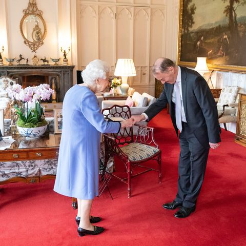 Queen Elizabeth überreicht Konzertorganist Thomas Trotter die "Queen's Medal for Music" in Schloss Windsor.