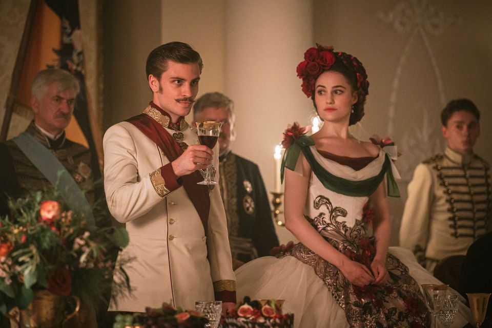 Jannik Schümann: Franz & Sis(s)i 2.0: Der Sechsteiler überzeugt mit tollen Schauspielern wie Jannik Schümann als Kaiser Franz-Joseph und Dominique Devenport als Sisi. Ab 12. Dezember bei RTL+, und am 28., 29., 30. Dezember ab 20.15 Uhr im Free-TV auf RTL. Franz & Sis(s)i 2.0: Der Sechsteiler überzeugt mit tollen Schauspielern wie Jannik Schümann als Kaiser Franz-Joseph und Dominique Devenport als Sisi. Ab 12. Dezember bei RTL+, und am 28., 29., 30. Dezember ab 20.15 Uhr im Free-TV auf RTL.