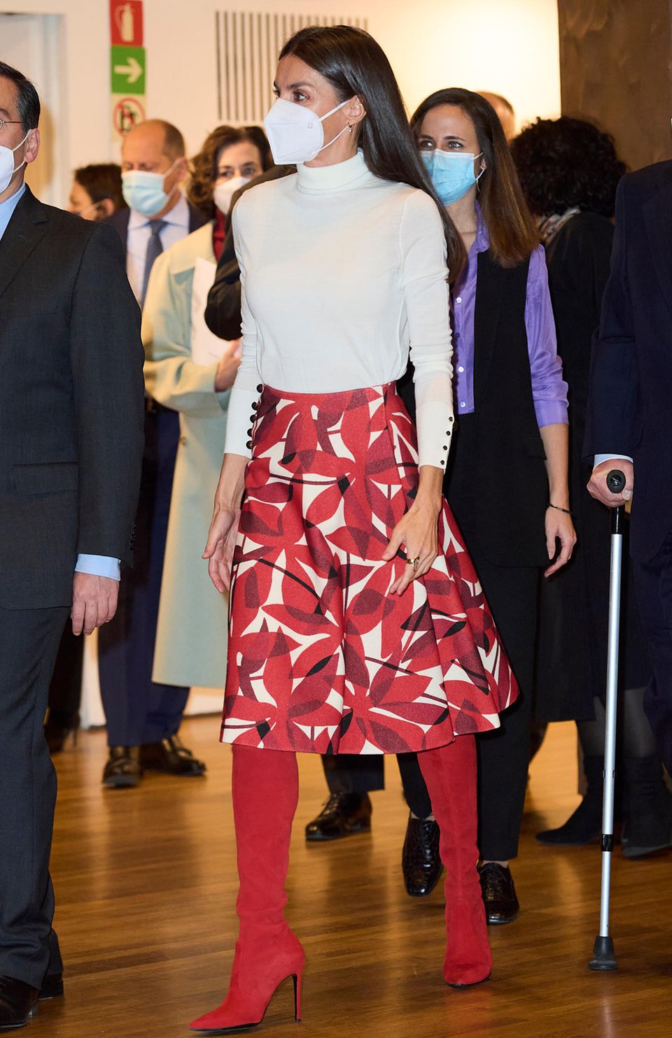 Mit diesen knallroten Overknee-Stiefeln ist Königin Letizia von Spanien der Hingucker des Abends. Bei dem 75. Jahrestag von Unicef in Madrid kombiniert sie die auffälligen Schuhe von Margrit mit einem langen Rock im Blumenmuster und einem weißen Rollkragenpullover. Die schöne Königin beweist damit mal wieder ihr Stilbewusstsein und Mut zur Farbe.