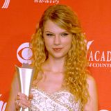 Jung und unschuldig sieht die zierliche Blondine aus und trotzdem hat sie so eine Kraft in der Stimme! Das zahlt sich bei den "Country Music Awards" aus. Taylor wird mit dem Preis zur "Besten neuen weiblichen Sängerin" ausgezeichnet.