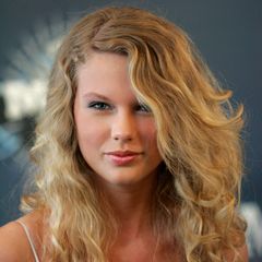 "Taylor Swift". Ihr Debütalbum trägt ihren eigenen Namen. Veröffentlich wurde es, als Taylor gerade einmal 17 Jahre alt war. Die elf Country-Songs lösen damals einen riesigen Hype um die US-amerikanische Sängerin aus. Dabei ist sie noch weit entfernt vom Rockstar-Look: Die Blondine, die nebenbei auf der Farm ihrer Eltern Pferde reitet, trägt ihre Naturkrause, schminkt sich wenig.