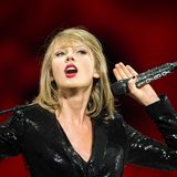 Auf der Welttournee ihres fünften Albums "1989" (ihrem Geburtsjahr) legt sie 85 Live-Performances hin – ihre "Swifties" freuen sich dabei auf die beliebtesten Songs wie "Bad Blood", "Shake It Off" und "I Knew You Were Trouble". Die Haare trägt sie nun mit Pony und ein wenig fransig. Roter Lippenstift wird ihr neues Markenzeichen.