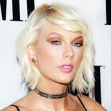 Nach all den Jahren, in denen sie sich von ihrer natürlichen Seite zeigte, wünscht sich Taylor Swift offenbar mal eine kleine Verwandlung – und taucht ihre Haare kurzerhand in Wasserstoffperoxid. Weißblond? Taylor steht alles!