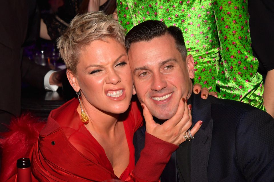 Dieses Foto sagt alles: Sängerin Pink und ihr Mann, Motocrossfahrer Carey Hart führen seit 20 Jahren eine Art Hassliebe. Langweilig wird es bei ihnen nie. "Es ist so, als würde er Polnisch sprechen und ich Italienisch. Wir verdienen einen Pokal, dass wir es bis hierher geschafft haben", sagt sie. Ohne Therapie wäre das nie möglich gewesen.