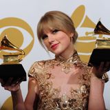 Taylor Swift hält zwei Grammys in der Hand