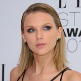 In sexy grüner Korsage und gegelten Haaren erscheint die Sängerin bei den "Elle Style Awards" und beweist: Sie wird zurecht zur "Frau des Jahres" gekürt!