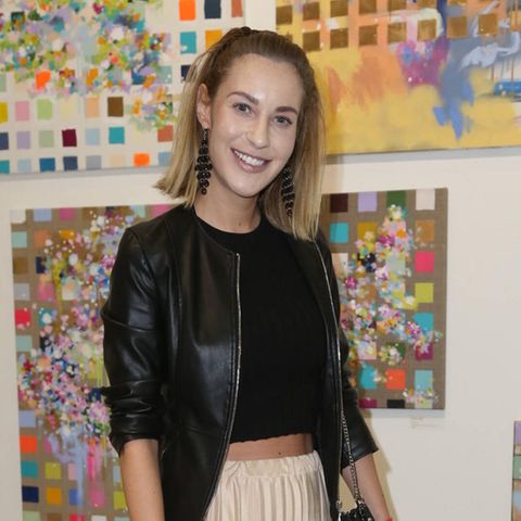 Kimberley Schulz am 8. Dezember 2021 bei einer Vernissage in Hamburg