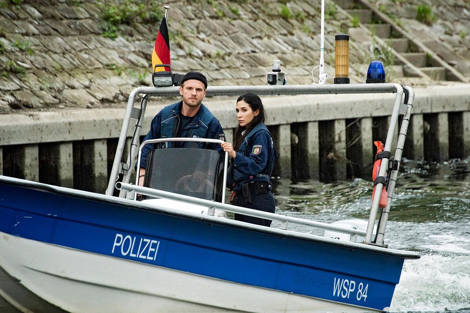 Niklas Osterloh: Frank van Dijk (Niklas Osterloh) und die ehemalige Hochleistungsschwimmerin Arda Turan (Yasemin Cetinkaya) auf dem Polizeiboot beim "WaPo Duisburg"-Dreh. Frank van Dijk (Niklas Osterloh) und die ehemalige Hochleistungsschwimmerin Arda Turan (Yasemin Cetinkaya) auf dem Polizeiboot beim "WaPo Duisburg"-Dreh.