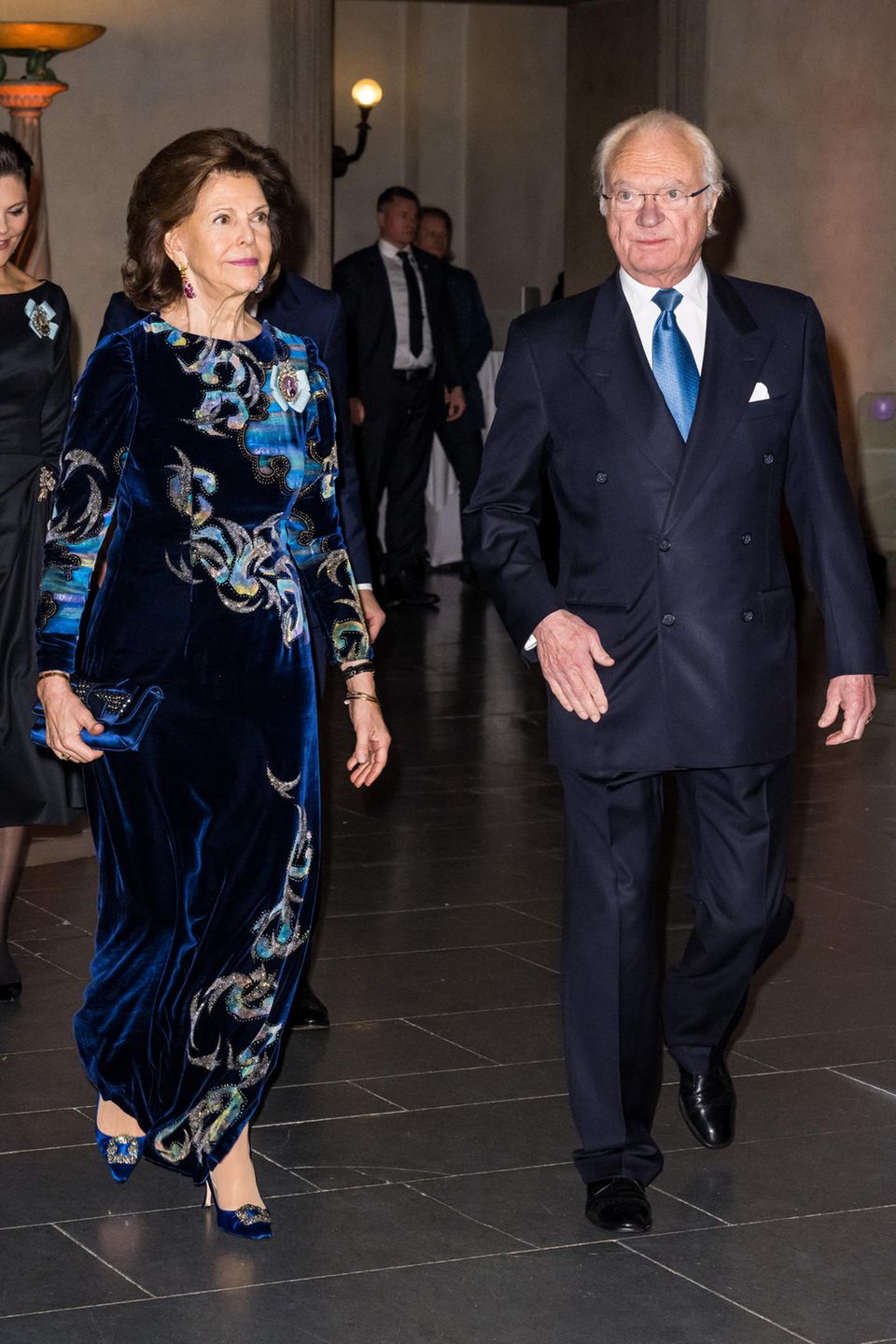 Königin Silvia begeistert im blauen Samtkleid. 