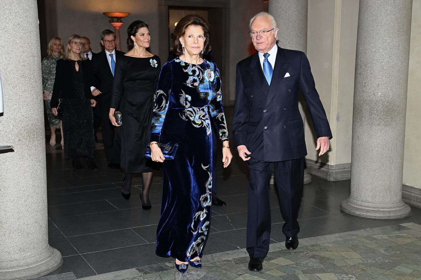 Am 10. Dezember werden natürlich auch in Schweden die Nobelpreise verliehen, ähnlich ausgedünnt wie in Oslo, aber nicht weniger glamourös. Königin Silvia und König Carl Gustav werden von Prinzessin Victoria und Prinz Daniel begleitet.