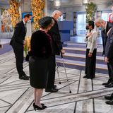 Vor den diesjährigen Preisträgern, der philippinischen Journalistin Maria Ressa und ihrem russischen Kollegen Dmitri Muratow verneigen sich Prinz Haakon, Königin Sonja und König Harald mit größtem Respekt. Ihnen wird der Friedensnobelpreis in Anerkennung ihrer Bemühungen um die Wahrung der Meinungsfreiheit verliehen, die eine Voraussetzung für Demokratie und dauerhaften Frieden ist.