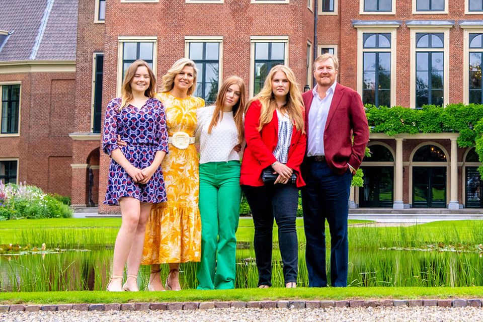 König Willem-Alexander (r.) mit seinen Töchtern Prinzessin Amalia, Prinzessin Alexia, seiner Frau Königin Máxima und Tochter Prinzessin Ariane