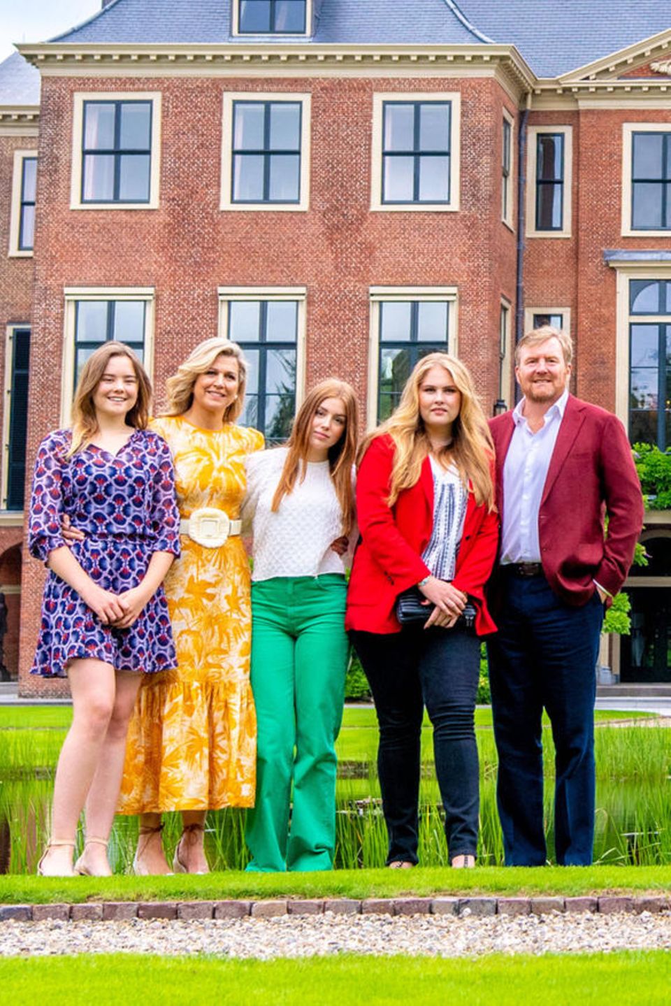 König Willem-Alexander (r.) mit seinen Töchtern Prinzessin Amalia, Prinzessin Alexia, seiner Frau Königin Máxima und Tochter Prinzessin Ariane König Willem-Alexander (r.) mit seinen Töchtern Prinzessin Amalia, Prinzessin Alexia, seiner Frau Königin Máxima und Tochter Prinzessin Ariane