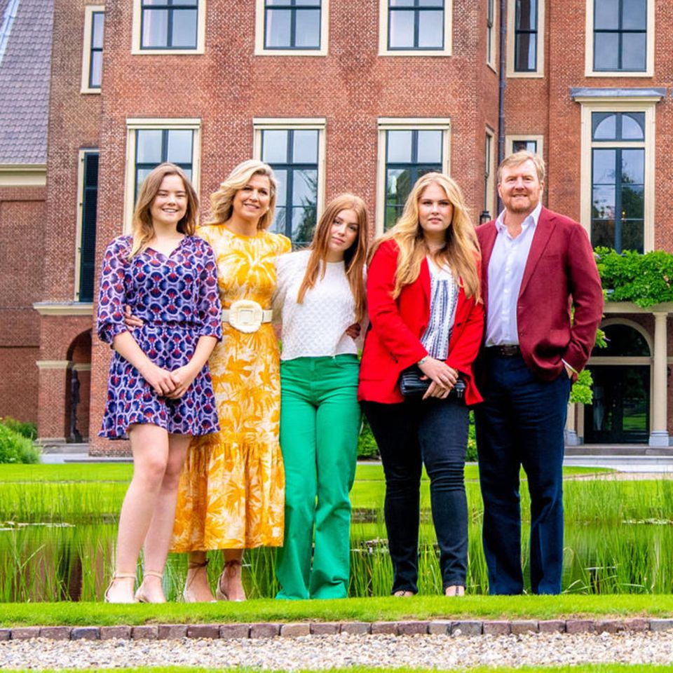 König Willem-Alexander (r.) mit seinen Töchtern Prinzessin Amalia, Prinzessin Alexia, seiner Frau Königin Máxima und Tochter Prinzessin Ariane