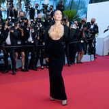 Tief durchatmen! Bella Hadid  bezauberte auf dem Red Carpet in Cannes in einer ganz besonderen Couture-Kreation von Schiaparelli. Ihr Dekolleté zierte ein imposantes Gold-Geflecht, das einer Lunge ähnelt.