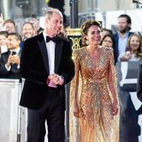 Wie eine Königin schreitet Herzogin Catherine im goldglitzernden Paillettentraum von Jenny Packham über den Red Carpet der Premiere des Bond-Films "No Time To Die"