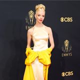 Sonnenschein in Seide: Anya Taylor-Joy bezauberte die Fotografen am roten Teppich der Emmy Awards in diesem Traumlook von Christian Dior Haute Couture.