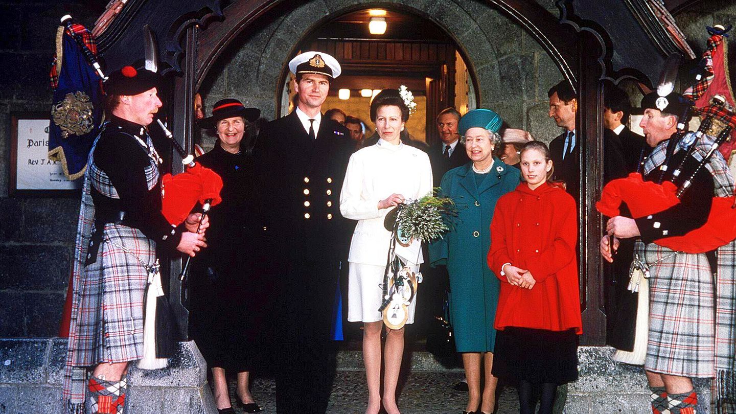 Brautmode-Bei-ihrem-Hochzeitsoutfit-widersetzt-sie-sich-gegen-jahrhundertealte-Tradition