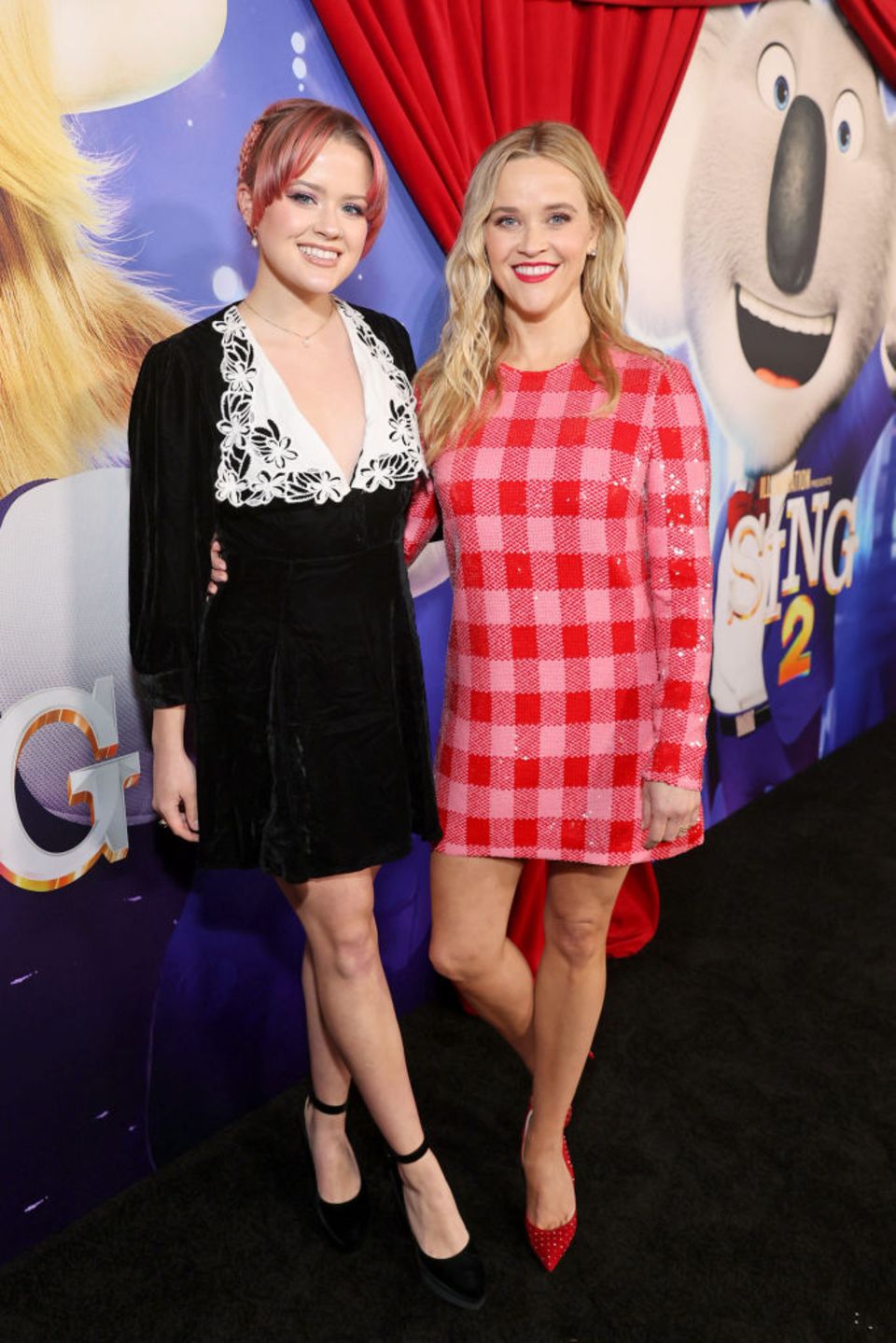 Bei der Premiere präsentiert sich Schauspielerin Reese Witherspoon gemeinsam mit Tochter Ava. Mama Reese trägt ein angesagtes Glitzerkleid im pinken Karomuster und rote High Heels. Die 22-jährige Ava präsentiert ihre sonst blonden Haare jetzt mit einem knalligen Rotstich und wählt dazu ein schwarzes Samtkleid mit weißem Blumen am Ausschnitt. Bei der Premiere präsentiert sich Schauspielerin Reese Witherspoon gemeinsam mit Tochter Ava. Mama Reese trägt ein angesagtes Glitzerkleid im pinken Karomuster und rote High Heels. Die 22-jährige Ava präsentiert ihre sonst blonden Haare jetzt mit einem knalligen Rotstich und wählt dazu ein schwarzes Samtkleid mit weißem Blumen am Ausschnitt.