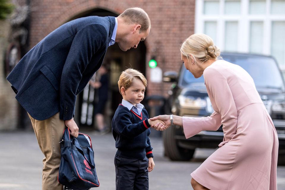 Prinz George wird bei seinem ersten Schultag an der Thomas's Battersea-Grundschule von der Direktorin persönlich in Empfang genommen.