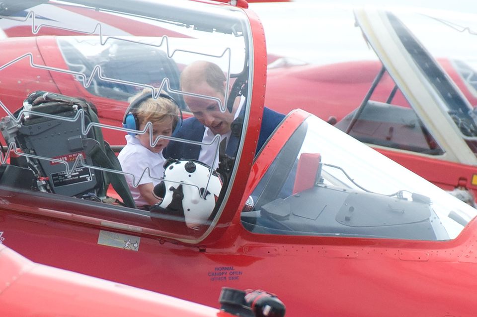 Prinz William zeigt Prinz George bei der "Royal International Air Tattoo"-Flugschau 2016 das Cockpit eines Red Arrow-Fliegers.